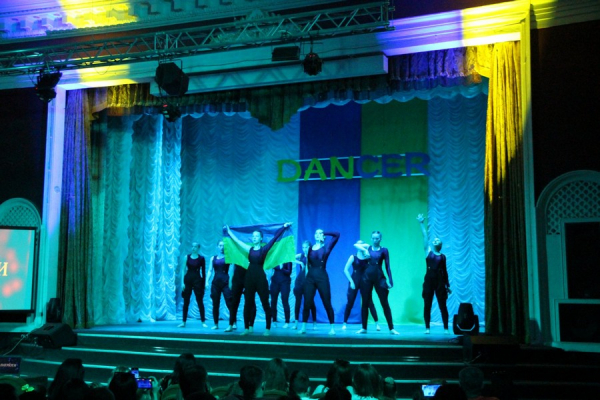 «Буча», «Укрытие», «Патриот» - в Никополе прошел юбилейный отчетный концерт студии современной хореографии Dancer