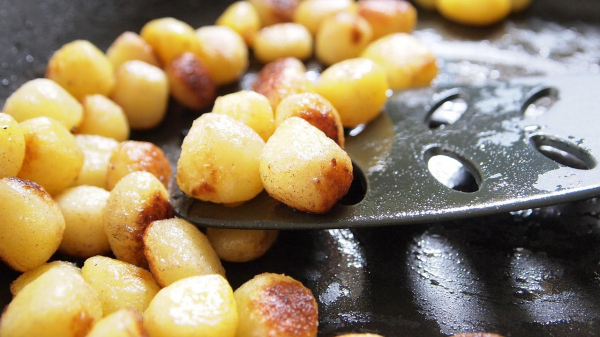 Блюда из молодого картофеля: запеченный в духовке, в сладкой глазури и драники - Общество