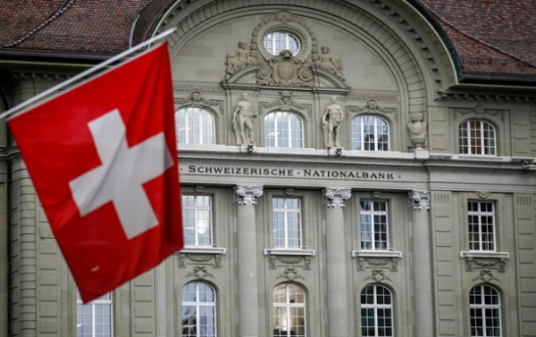 Банк Швейцарии впервые за 15 лет повысил учетную ставку