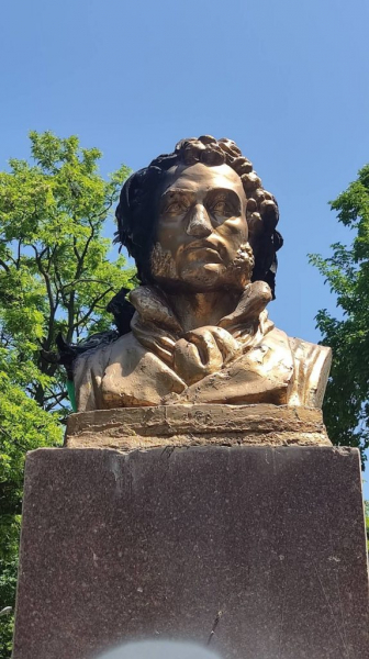 В Никополе памятник Пушкину теперь выглядит так (фото)