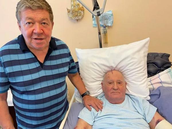 
На руках гематомы, но с улыбкой на лице: появилось фото 91-летнего Горбачева на больничной койке - Новости Мелитополя
