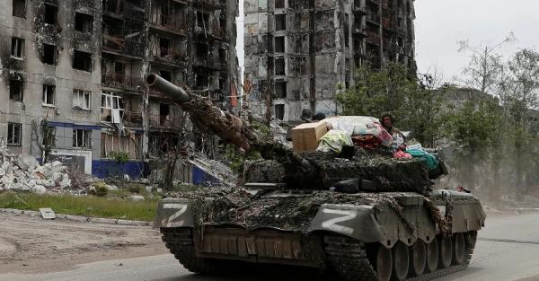 Беженка из Попасной узнала на фото российского танка свои украденные вещи - Общество