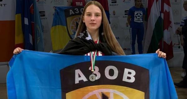 16-летняя украинка отказалась убрать флаг "Азова" на награждении в Венгрии - Общество