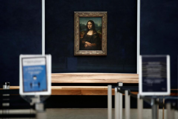 В Лувре переодетый в старушку вандал бросил торт в картину «Мона Лиза»