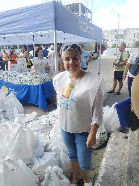 Американские повара в Павлограде раздавали продукты нуждающимся