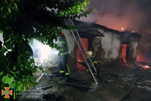 У приватному секторі Павлограду майже до попелу згорів дах на будинку по вулиці Лиманська