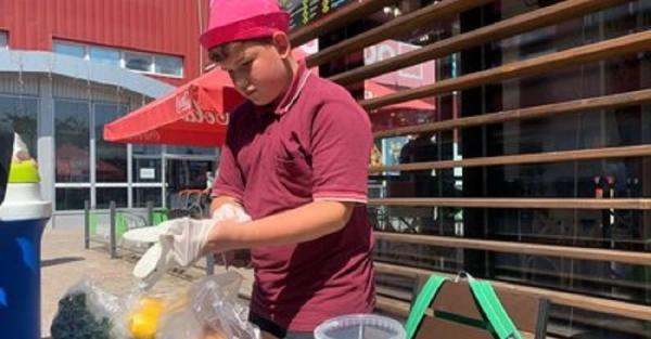 В Тернополе 12-летний переселенец готовит лимонад, чтобы помочь ВСУ - Общество