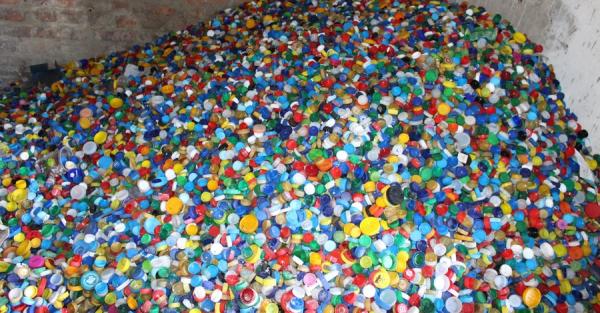 В Кременце с пользой пристроили миллион пластиковых крышечек - Общество