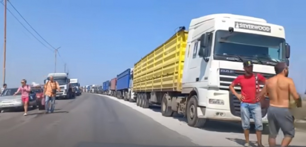 
На въеезде в Крым стоят сотни грузовиков с мелитопольским зерном - Новости Мелитополя
