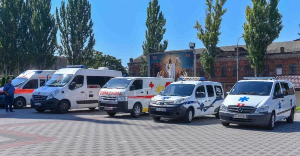 УПЦ и Фонд Вадима Новинского передали 81 машину скорой помощи общинам Украины - Общество