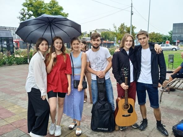 Вуличні музиканти Павлограда дали концерт на честь Дня молоді - зібрані гроші передадуть ВСУ