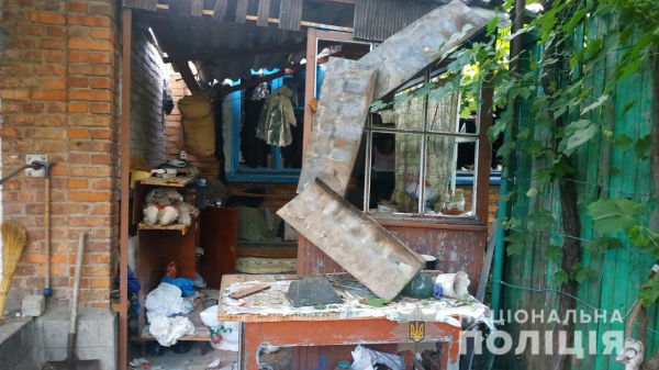 Руйнування будинків та дві поранені жінки - поліція фіксують чергові обстріли Нікопольського району | Криминал Днепра