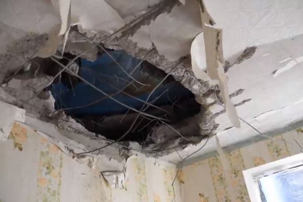 Як у Нікополі відновлюють наскрізь пробиті снарядами дахи і стіни багатоповерхівок (відео)
