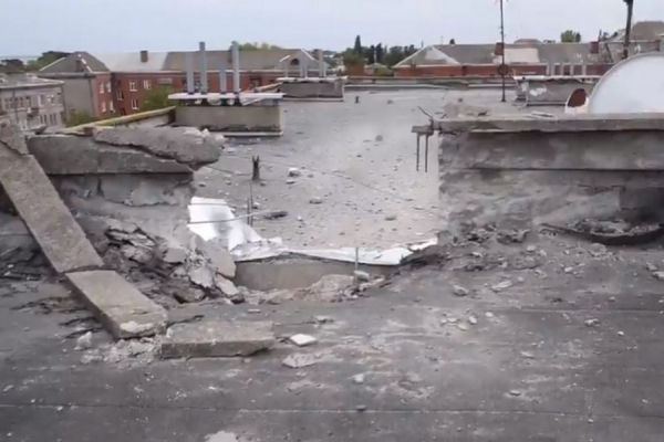 Як у Нікополі відновлюють наскрізь пробиті снарядами дахи і стіни багатоповерхівок (відео)