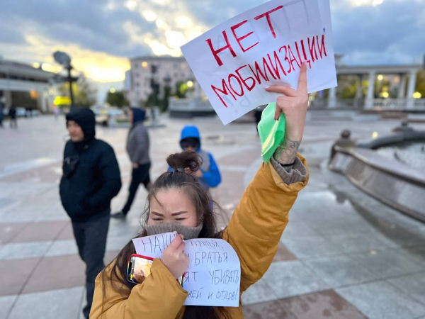 Политэмигрант Анастасия Буракова: Вылет из Москвы в Казахстан стоит уже 2000 долларов при цене в 250  - Общество