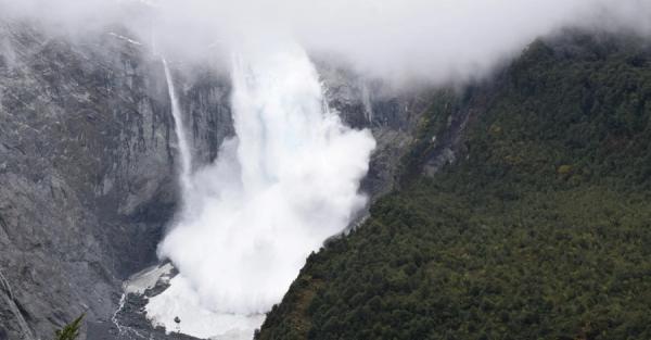В национальной паре Чили обрушился гигантский ледник - Общество