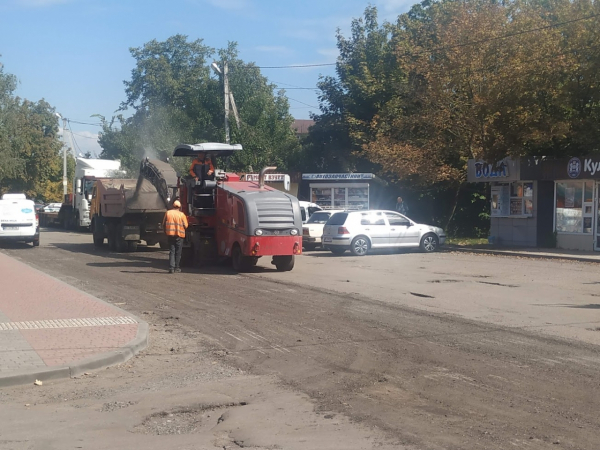 
				На вулиці Данила Апостола працюють дорожники
				