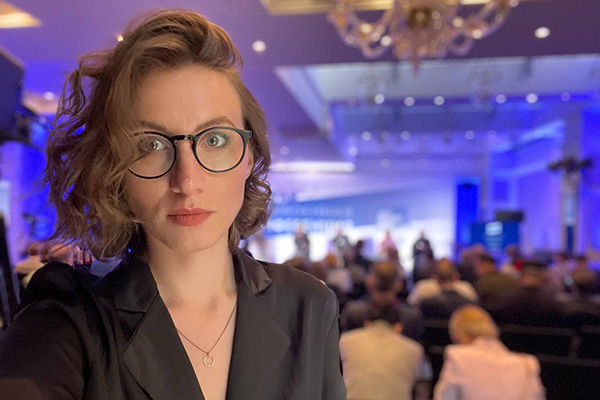 Политэмигрант Анастасия Буракова: Вылет из Москвы в Казахстан стоит уже 2000 долларов при цене в 250  - Общество