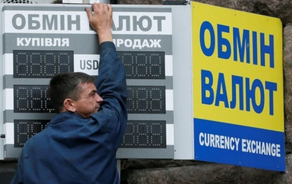 Украинцы впервые с начала войны купили валюты больше, чем продали