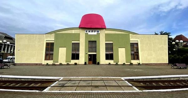 На крыше ж/д вокзала Калуша установили панаму в честь Kalush Orchestra - Общество