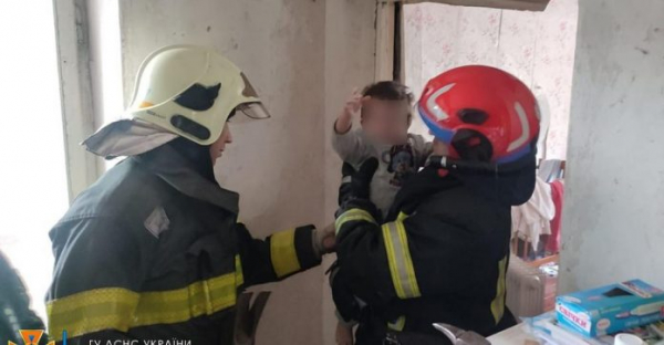 В Павлограді з вікна третього поверху випав 9-річний хлопчик