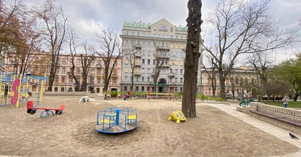 В парке Шевченко в Киеве засыпали воронку, образовавшуюся от удара российской ракеты - Общество