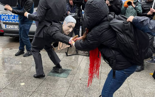 
В Варшаве возле венгерского посольства из задницы "Путина" вытащили "Орбана": фото - Новости Мелитополя
