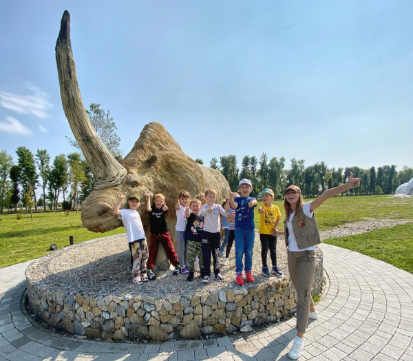 Парк Юрского периода в Прикарпатье: посидеть на мамонте и погладить древнего носорога - Общество