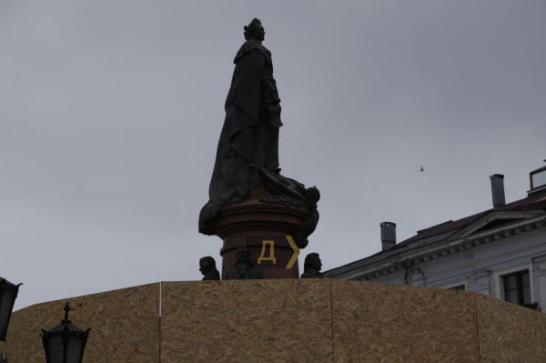 В Одессе памятник Екатерине II оградили забором  - Общество