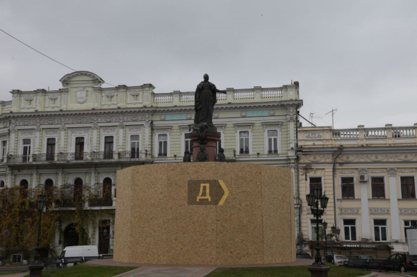 В Одессе памятник Екатерине II оградили забором  - Общество