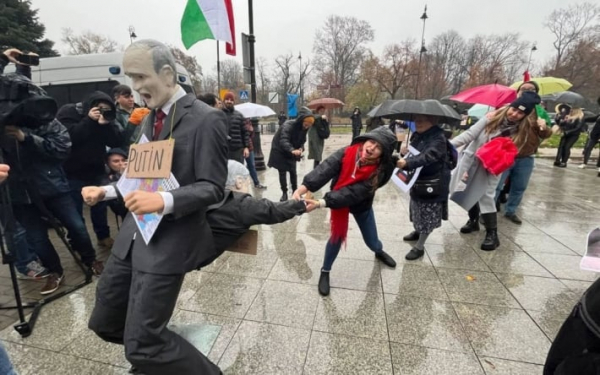 
В Варшаве возле венгерского посольства из задницы "Путина" вытащили "Орбана": фото - Новости Мелитополя
