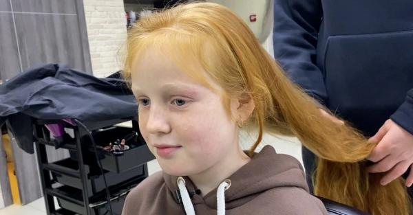 В Прилуках школьница отрезала почти метровую косу, чтобы купить каску военным - Общество