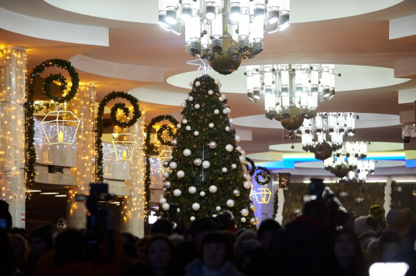 Праздник не отнимут! Украинские елки в камуфляже, на ракетном осколке и в метро - Общество
