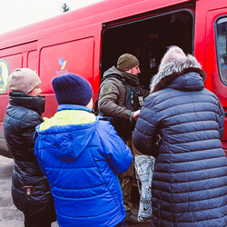 Полицейские и волонтеры под обстрелами доставили подарки для жителей Луганщины - Общество