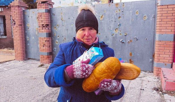 Полицейские и волонтеры под обстрелами доставили подарки для жителей Луганщины - Общество