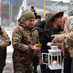 Украинские пограничники встретили Вифлеемский огонь мира - Общество
