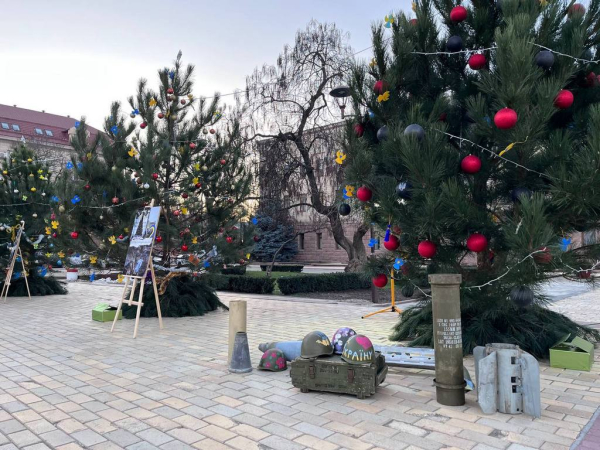 Праздник не отнимут! Украинские елки в камуфляже, на ракетном осколке и в метро - Общество