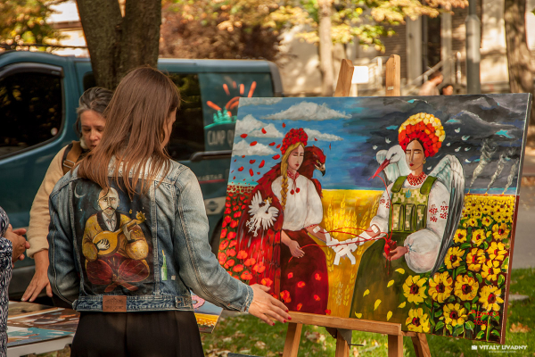 На гильзах, черепах и перьях: как художница из Запорожья отражает любовь к Украине - Общество