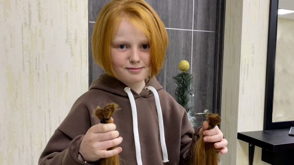 В Прилуках школьница отрезала почти метровую косу, чтобы купить каску военным - Общество