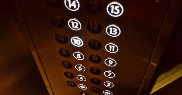 Минимум движений и никакой самодеятельности: 10 правил для застрявших в лифте - Общество