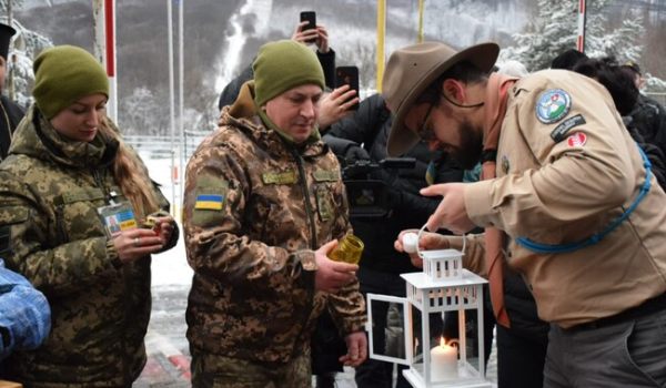Украинские пограничники встретили Вифлеемский огонь мира - Общество