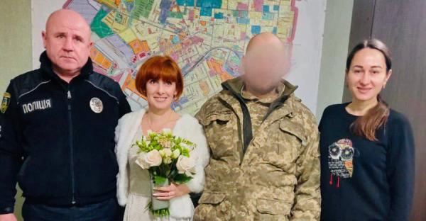 На Киевщине пара поженилась в полицейском участке из-за отсутствия света в ЗАГСе - Общество