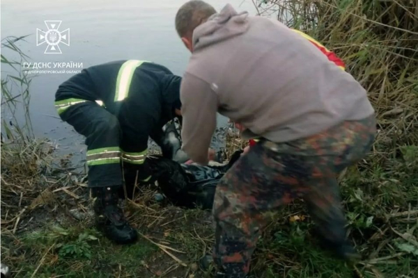 На Дніпропетровщині рятувальники ДСНС дістали з води тіло потопельника | новини Дніпра