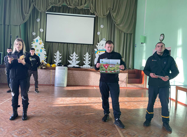 На Полтавщині поліцейські спільно з рятувальниками підвищують рівень правової обізнаності школярі