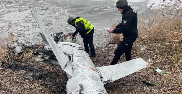 В Киевской области из озера достали обломки крылатой ракеты  - Общество
