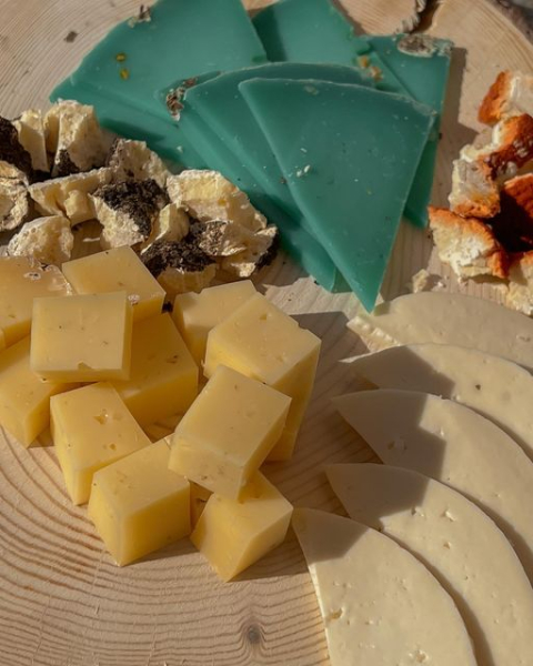 Семья из гуцульского села делает крафтовый сыр и поставляет на освобожденные территории - Общество