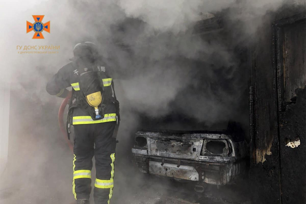У Кам’янському під час пожежі в гаражі постраждав його власник. ФОТО | новини Дніпра
