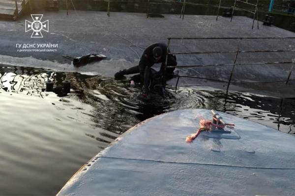 У Дніпрі рятувальники ДСНС дістали з води тіло потопельника, ведеться слідство | новини Дніпра