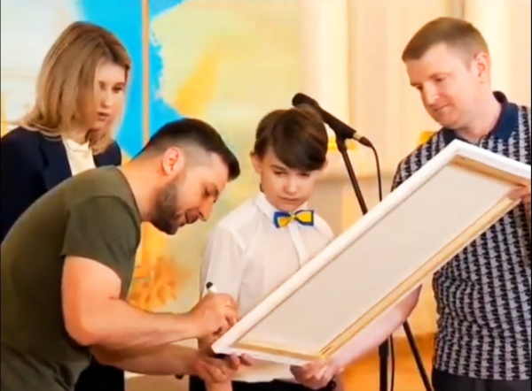 Мальчик-аутист из Бердянска начал рисовать войну за семь месяцев до ее начала - Общество