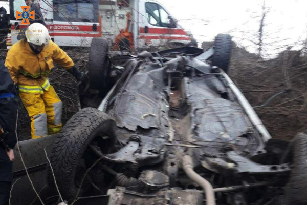 У Кам’янському пораненого водія із перекинутого легковика дістали рятувальники. ФОТО | новини Дніпра